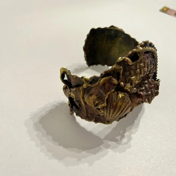 Antique-Style Bronze Tone Seashell Cuff Bracelet - Picture 5 of 6